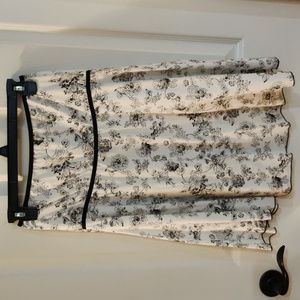JKLA California White Black Floral Knee Length Skirt Small